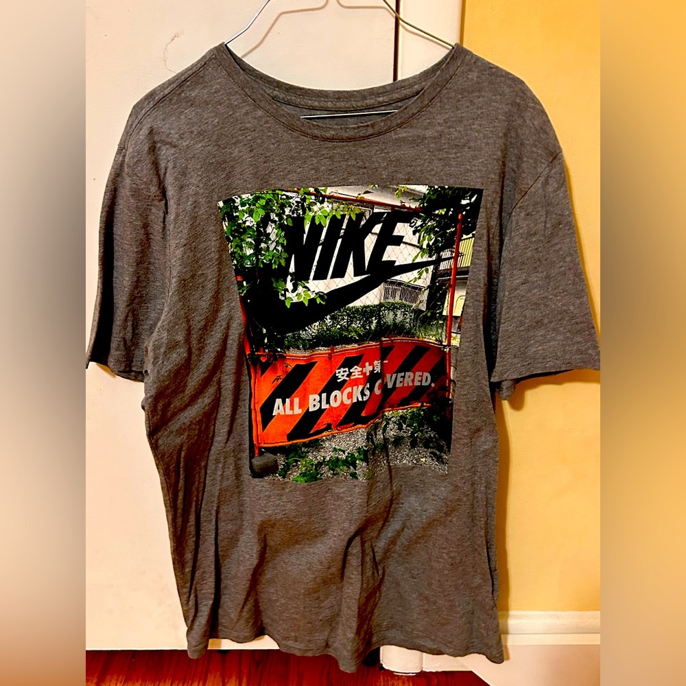 NIKE TEE ATHLETIC CUT / SIZE LARGE / NOSTAINS RIPS LOOSE THREAD / CONDITION 9/10